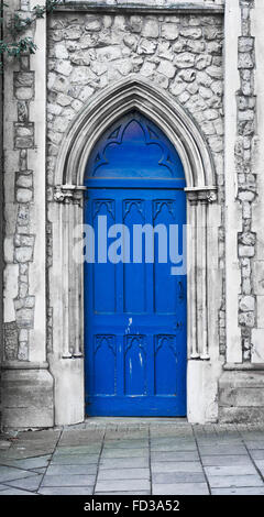 Une arche en bois bleu en forme de porte dans une église au Royaume-Uni Banque D'Images