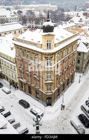 Maisons médiévales historiques sur un coin de rue Misenska et Drazickeho square, quartier Charles Bridge Prague, République Tchèque Banque D'Images