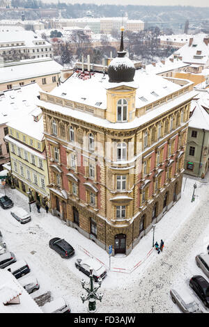 Maisons médiévales historiques sur un coin de rue Misenska et Drazickeho square, quartier Charles Bridge Prague, République Tchèque Banque D'Images