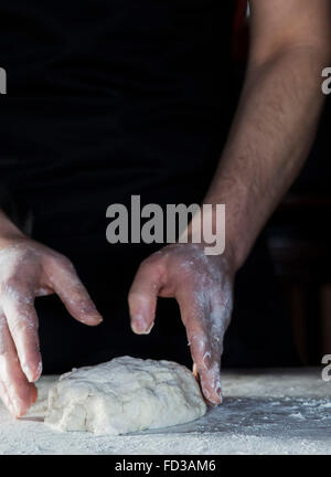 Préparation du pain frais Banque D'Images