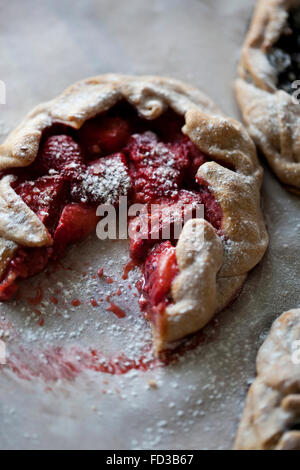 Une tranche de galette aux fraises, saupoudrés de sucre en poudre Banque D'Images