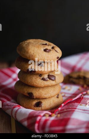 Pile de cookies aux pépites de chocolat sur un chiffon de cuisine Banque D'Images