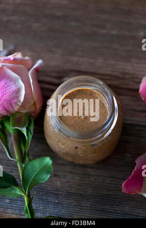 Beurre d'amande fait maison dans un pot Banque D'Images