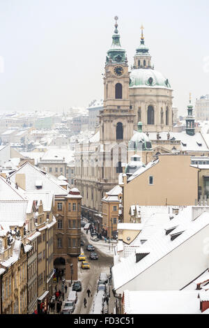 Vue de la cathédrale de Saint Nicolas (Pont sur la rue Mostecka) dans la ville basse de Prague en hiver, en République Tchèque Banque D'Images