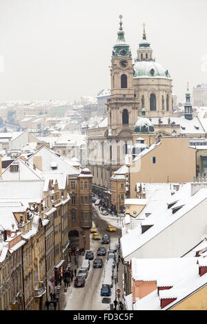 Vue de la cathédrale de Saint Nicolas (Pont sur la rue Mostecka) dans la ville basse de Prague en hiver, en République Tchèque Banque D'Images