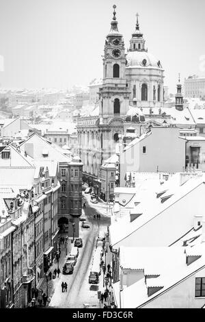 Vue de la cathédrale de Saint Nicolas (Pont sur la rue Mostecka) dans la ville basse de Prague en hiver, en République Tchèque Banque D'Images