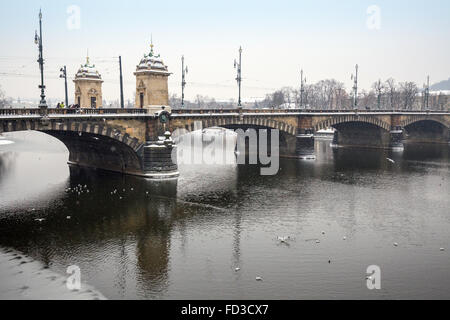 Pont de la Légion (la plupart Legii) et la Vltava à Prague au cours de l'hiver, en République tchèque, en Europe Banque D'Images