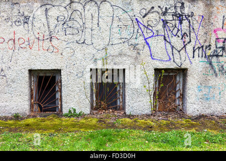 Vitraux des intimidateurs façade de l'ancien bâtiment, nécessite des réparations urgentes. Style du paysage. La formation rocheuse, surface windows avec bars Banque D'Images