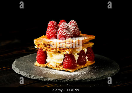 Dessert Millefeuille à la framboise sur fond noir Banque D'Images