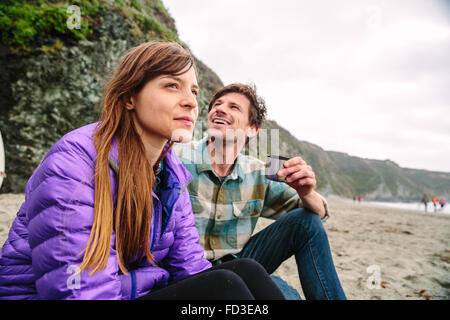 Un jeune couple appréciant un après-midi sur les plages de Big Sur, en Californie. Banque D'Images