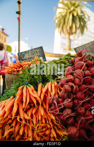 Les carottes et les betteraves sur l'affichage pour la vente au marché de fermiers à Santa Monica, en Californie. Banque D'Images