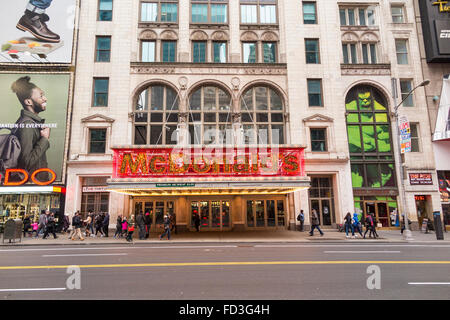 Marquee Vintage signe au-dessus de l'entrée du restaurant McDonald's à New York - 42e rue, Time Square Banque D'Images