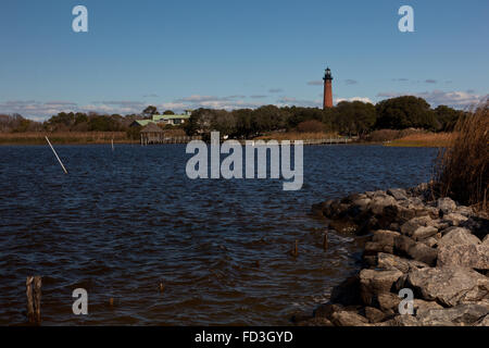 Currituck Lighthouse Beach en Caroline du Nord dans la distance derrière quais Banque D'Images