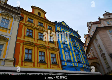 Appartements colorés à Prague avec orange, bleu et jaune Banque D'Images