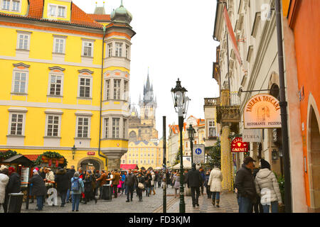 Noël à Prague en regardant vers l'église de Tyn avec animation de personnes Banque D'Images