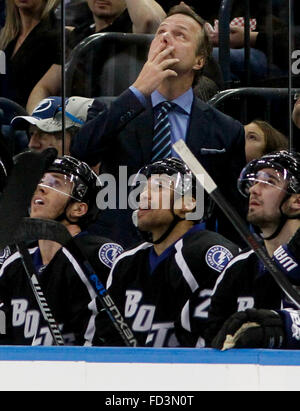 Tampa, Floride, USA. 27 Jan, 2016. DIRK SHADD | fois .le Lightning de Tampa Bay l'entraîneur Jon Cooper a l'air jusqu'à la centre de la glace à l'audience d'affichage encore une fois les Maple Leafs de Toronto au cours de deuxième période, l'action à l'Amalie Arena à Tampa mercredi soir (01/27/16) Credit : Dirk Shadd/Tampa Bay Times/ZUMA/Alamy Fil Live News Banque D'Images