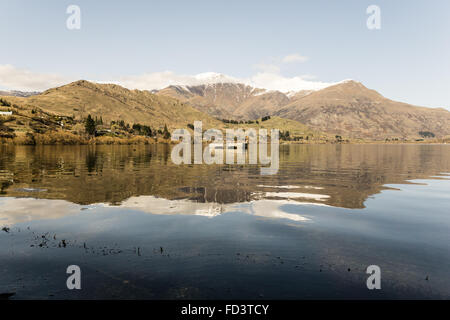 Lac Arrowtown et des réflexions à l'ondulation en montagnes. Banque D'Images