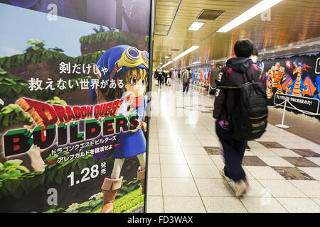 Les piétons devant une immense murale Dragon Quest fait en blocs Lego Le 27 janvier 2016 à Tokyo, Japon. La fresque fait partie d'une promotion à la gare de Shinjuku pour fêter la sortie de nouveau le jeu Dragon Quest les constructeurs. La murale a été faite de 80 mètres avec 180 000 les blocs de Lego et les fans seront autorisés à supprimer des blocs à partir du 28 janvier pour révéler un secret derrière l'affiche. Certains blocs contiennent aussi des codes QR permettant aux fans d'accéder à des contenus exclusifs. © Rodrigo Reyes Marin/AFLO/Alamy Live News Banque D'Images