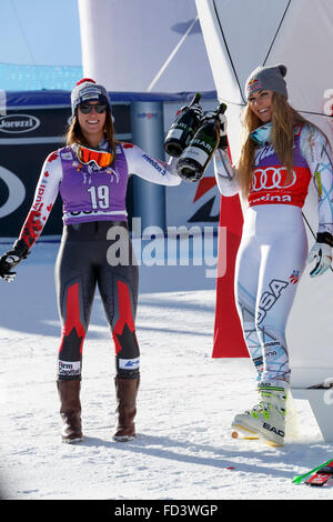 Cortina d'Ampezzo, Italie 23 janvier 2016. Lindsey Vonn (Usa), 2e lauréat Larisa YURKIW (Can) dans l'AUDI FIS Ski alpin Banque D'Images