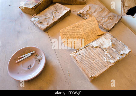 Livres anciens à l'intérieur d'une maison abandonnée à Bombay Beach, en Californie, sur la rive orientale de la mer de Salton Banque D'Images