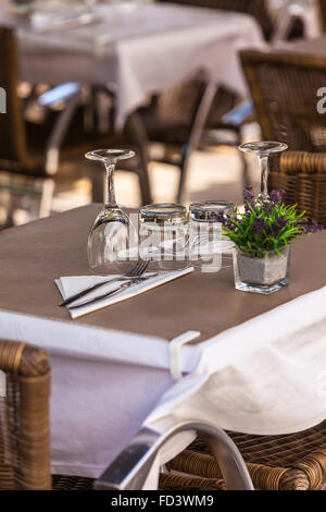 Tables de restaurant confortable prêt au service. Petit coup de poignée Banque D'Images