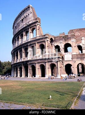 Vue sur l'extérieur du Colisée romain (à l'origine, l'Amphithéâtre Flavien), Rome, Italie, Europe. Banque D'Images