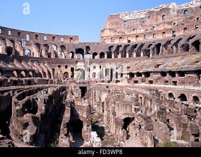 Vue de l'intérieur du Colisée romain montrant les chambres souterraines (à l'origine, l'Amphithéâtre Flavien), Rome, Italie. Banque D'Images