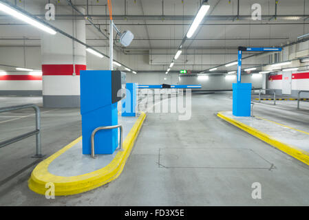 Sortie d'un parking avec barrière et distributeurs automatiques Banque D'Images