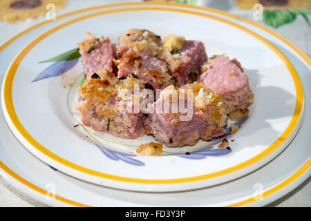 Thon haché pané et frit dans une casserole appelé rouge en panure Banque D'Images