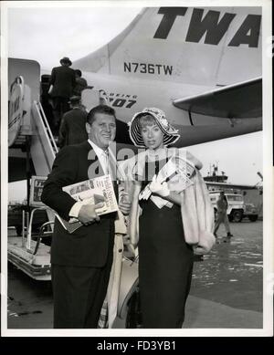 1962 - L'Aéroport International de New York, le 28 mai, le chanteur Gordon MacRae et sa charmante épouse, Sheila, bord d'un jet de TWA pour San Francisco où Gordon aura un chant eek deux engagement. © Keystone Photos USA/ZUMAPRESS.com/Alamy Live News Banque D'Images