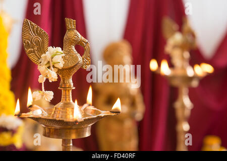 Metal diya. Les hindous traditionnels indiens cérémonie religieuse. L'accent sur la lampe à huile. L'Inde rituels spéciaux événements. Banque D'Images