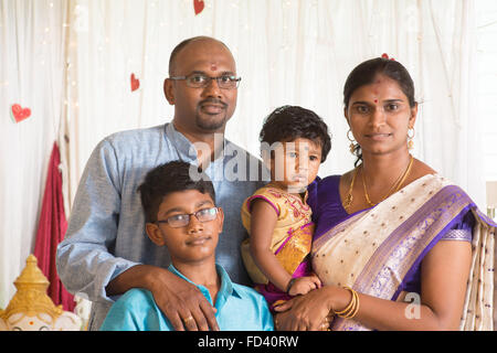 Les parents et les enfants indiens dans une cérémonie de bénédiction. L'Inde traditionnelle portrait de famille. Banque D'Images