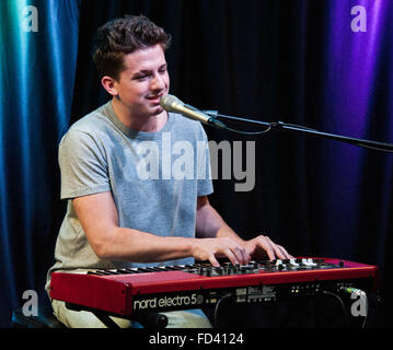 Bala Cynwyd, Pennsylvania, USA. 27 janvier, 2016. American Singer-Songwriter Charlie Puth Visites Q102 Banque D'Images