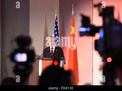 Charlotte, USA. 27 Jan, 2016. L'ambassadeur chinois aux Etats-Unis parle lors de la CUI Tiankai 2016 Gala du Nouvel An chinois à Charlotte, Caroline du Nord, États-Unis, 27 janvier 2016. © Yin Bogu/Xinhua/Alamy Live News Banque D'Images