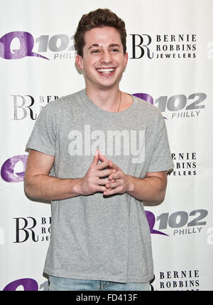 Bala Cynwyd, Pennsylvania, USA. 27 janvier, 2016. American Singer-Songwriter Charlie Puth Visites Q102 Banque D'Images