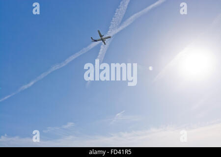 Avion à hélice de Palma descend au ciel brumeux avec trainées sur Playa den Bossa sur un matin d'hiver ensoleillé Banque D'Images