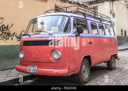 Vintage Volkswagen campeur photographié à Cusco, Pérou Banque D'Images