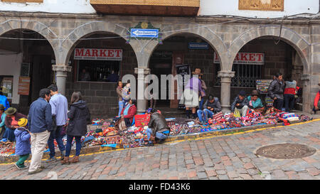 La rue du marché, Cusco, Pérou Banque D'Images