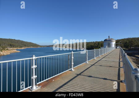 La passerelle au-dessus de l'barrage déversoir Perth, Perth, Australie occidentale Banque D'Images