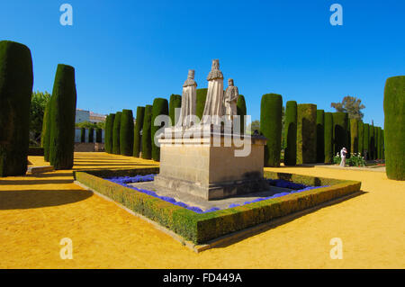 Les Statues de la Reine Isabel, Le Roi fernando et Christophe Colomb dans les jardins de l'Alcazar des Rois Catholiques, de Cordoue. Andalu Banque D'Images