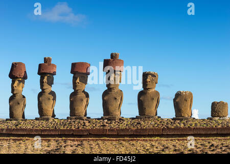 L'ahu Nao-Nao Moais portant un chapeau rouge, Table, Chili, île de Pâques, parc national de Rapa Nui, Site du patrimoine mondial de l'UNESCO Banque D'Images