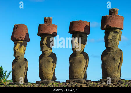 L'ahu Nao-Nao Moais portant un chapeau rouge, Table, Chili, île de Pâques, parc national de Rapa Nui, Site du patrimoine mondial de l'UNESCO Banque D'Images