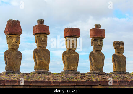 L'ahu Nao-Nao Moais portant un chapeau rouge, Table, Chili, île de Pâques, parc national de Rapa Nui, Site du patrimoine mondial de l'UNESCO Banque D'Images