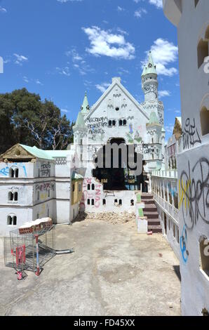 Château miniature abandonné couvert de graffitis et les mauvaises herbes, Mandurah Château Fun Park Banque D'Images