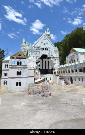 Château miniature abandonné couvert de graffitis et les mauvaises herbes, Mandurah Château Fun Park Banque D'Images