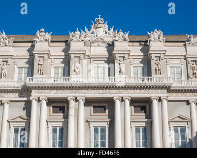 Détail de façade néoclassique du palais des Doges (Palazzo Ducale) à Gênes de la piazza Matteotti Banque D'Images