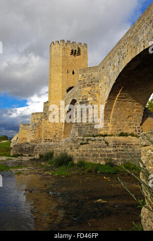 Pont médiéval sur la rivière Ebro. Frías. Burgos,.Castille-león. Espagne Banque D'Images