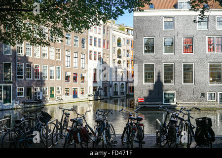 Amsterdam - 15 juin : les vélos garés sur le bord d'un canal le 15 juin 2015 Banque D'Images