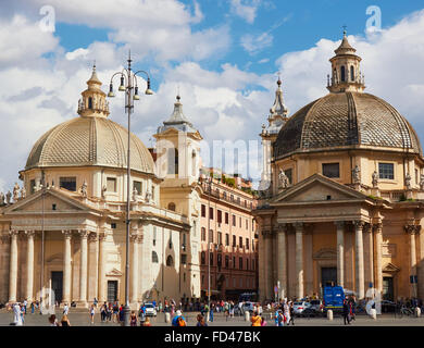 Lits 1 églises de Santa Maria in Montesanto 1679 (à gauche) et Santa Maria dei Miracoli 1681 Piazza Del Popolo Rome Lazio Italie Banque D'Images