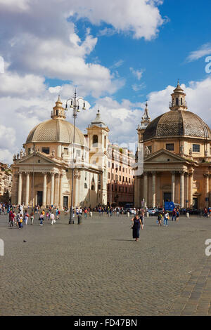 Lits 1 églises de Santa Maria in Montesanto 1679 (à gauche) et Santa Maria dei Miracoli 1681 Piazza Del Popolo Rome Lazio Italie Banque D'Images